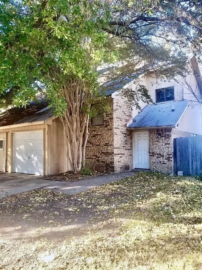 208 Victoria Drive, Grand Prairie, TX 75052 photo 3