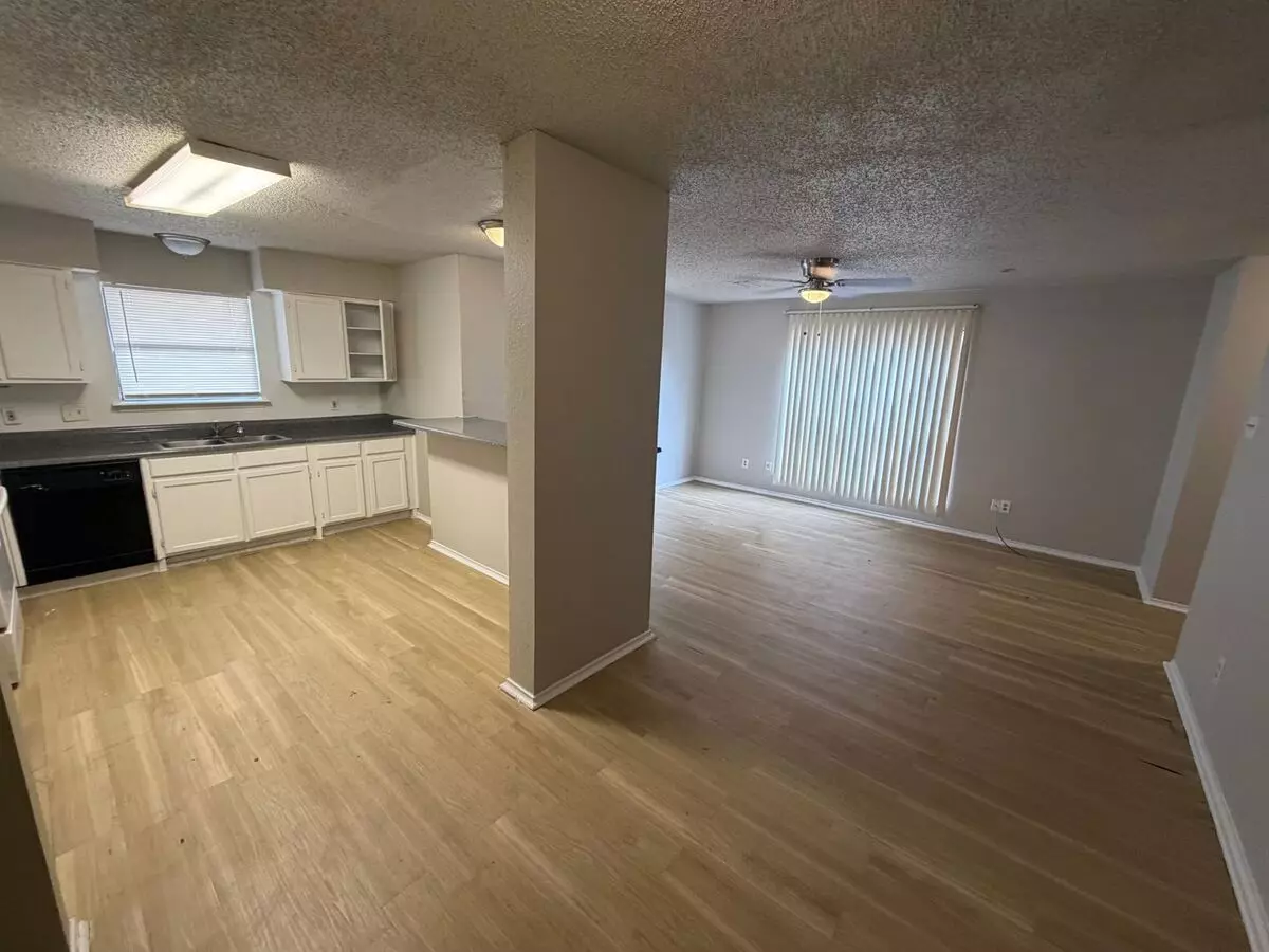 208 Victoria Drive, Grand Prairie, TX 75052 photo 5