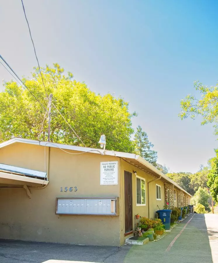 1563 Creekside Apartments photo 4