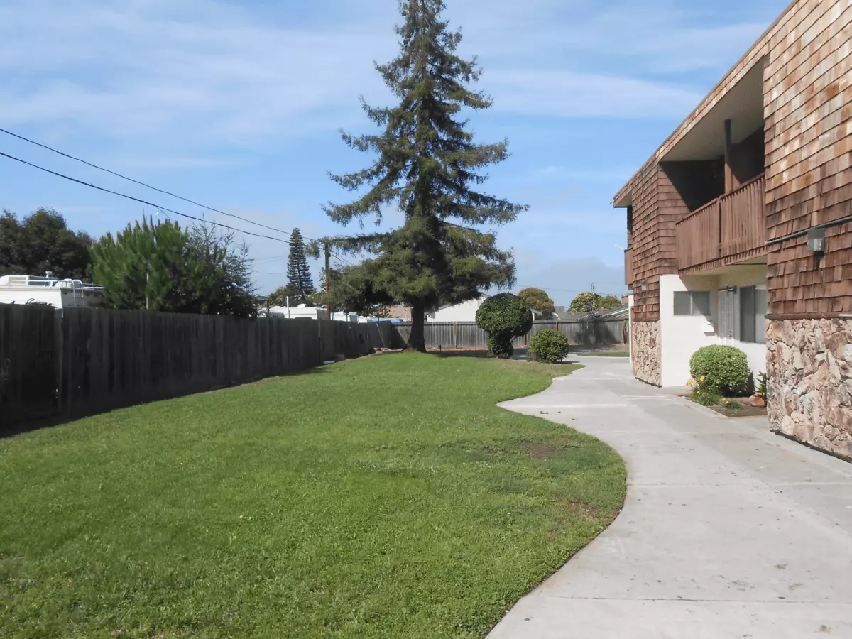 21371 Garden Ave photo 3