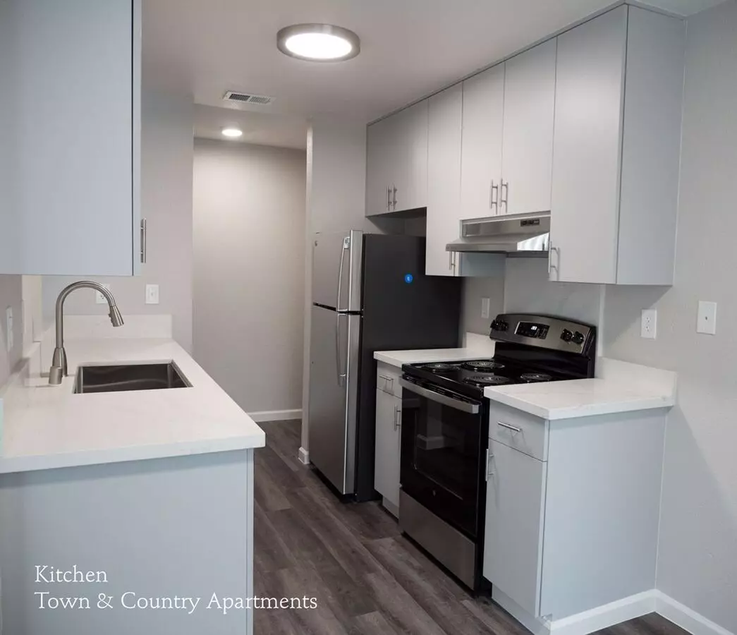 Town & Country Apartments photo 3