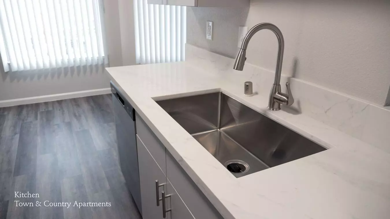 Town & Country Apartments photo 2