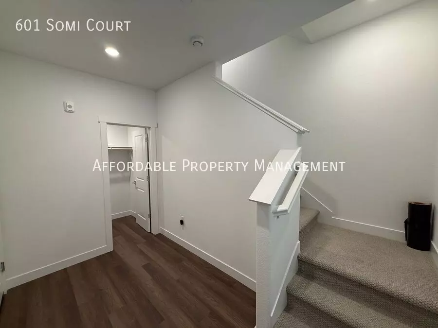 601 Somi Ct photo 2