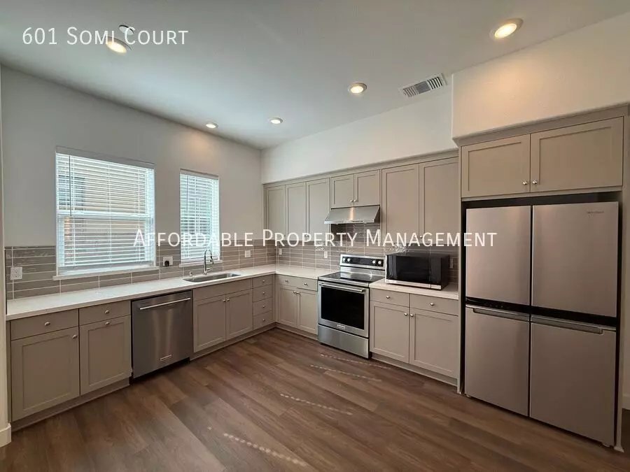 601 Somi Ct photo 4
