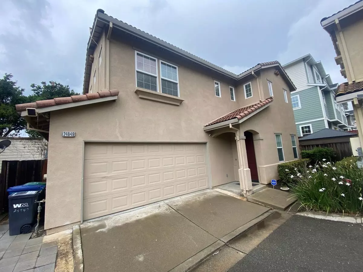 Beautiful &amp; Spacious 3 Bedroom, 2.5 Bathroom Hayward Home – Prime Residential Location W Laundry, Backyard &amp; Two Car Garage photo 2