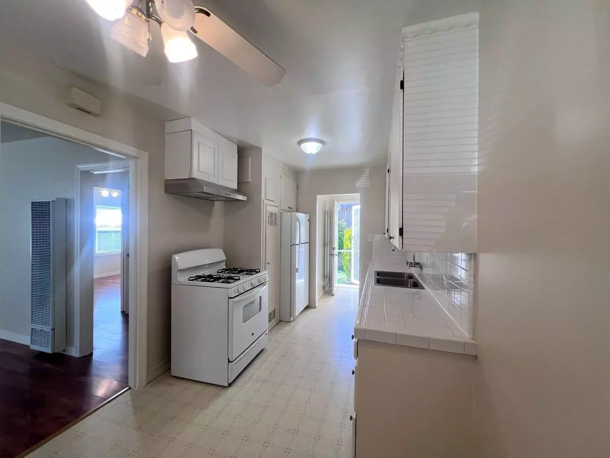 Bright &amp; Spacious 1 Bedroom/1 Bath Available To Rent In Hayward!!!! photo 4