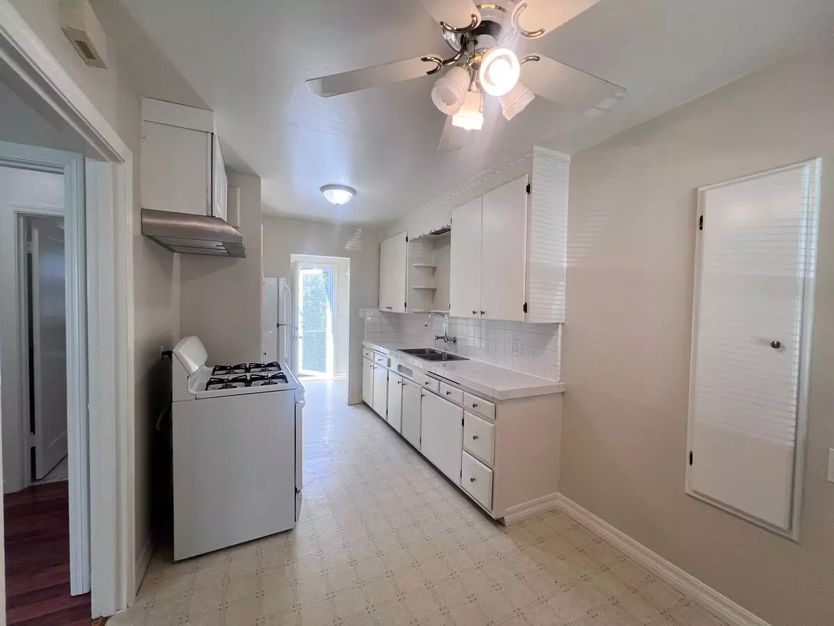 Bright &amp; Spacious 1 Bedroom/1 Bath Available To Rent In Hayward!!!! photo 5