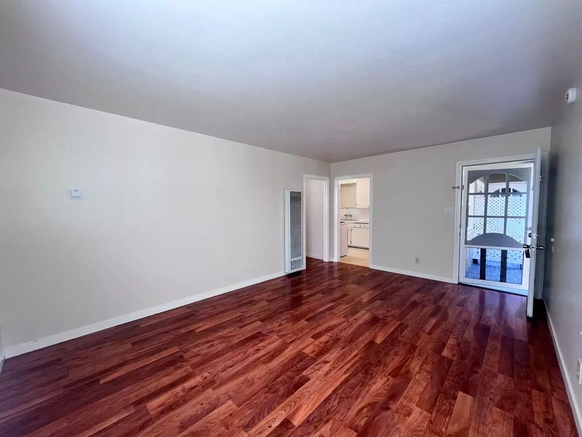 Bright &amp; Spacious 1 Bedroom/1 Bath Available To Rent In Hayward!!!! photo 3