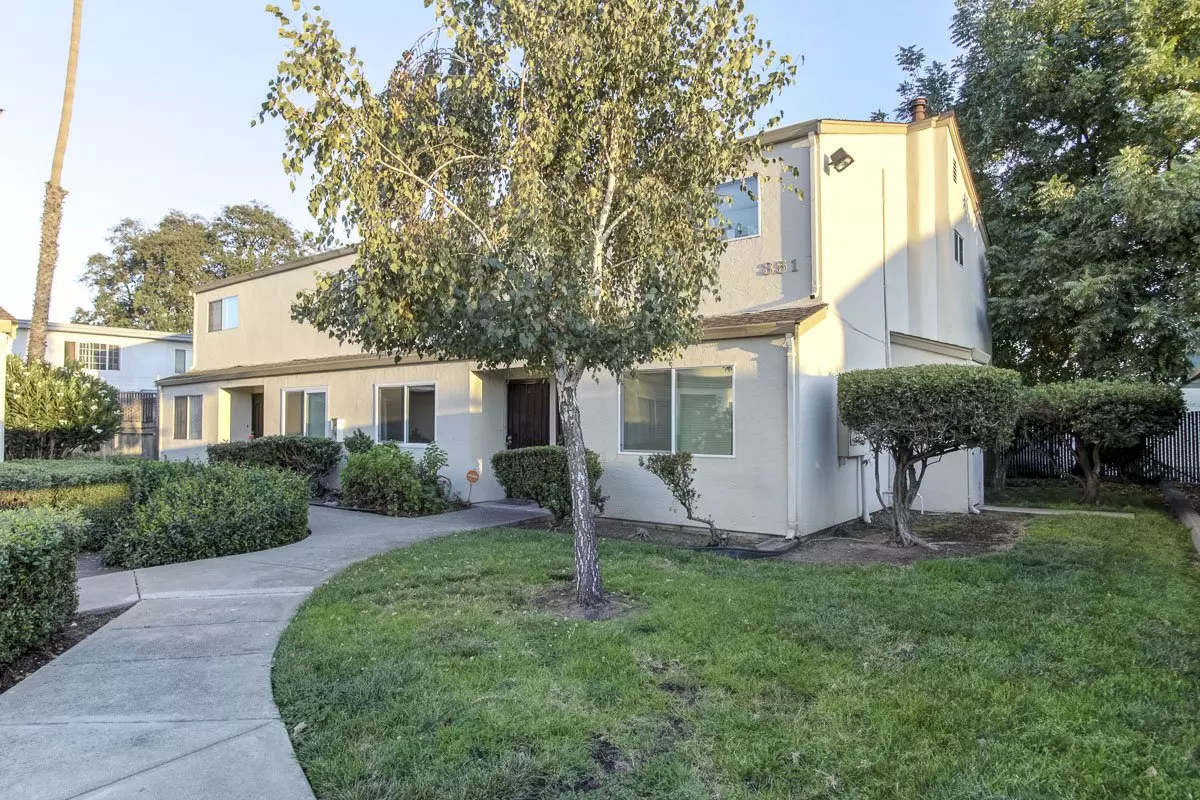 Charming 2 Bedroom 1.5 Bath Hayward Townhouse