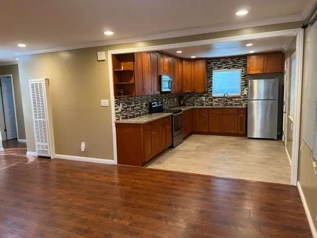25962 Gading Rd photo 3