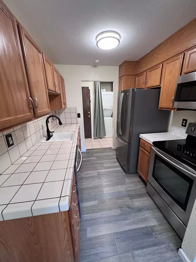 Gorgeous Condo Unit With Private Back Yard With Garden Setting And 2 Parking Spaces!!! photo 5
