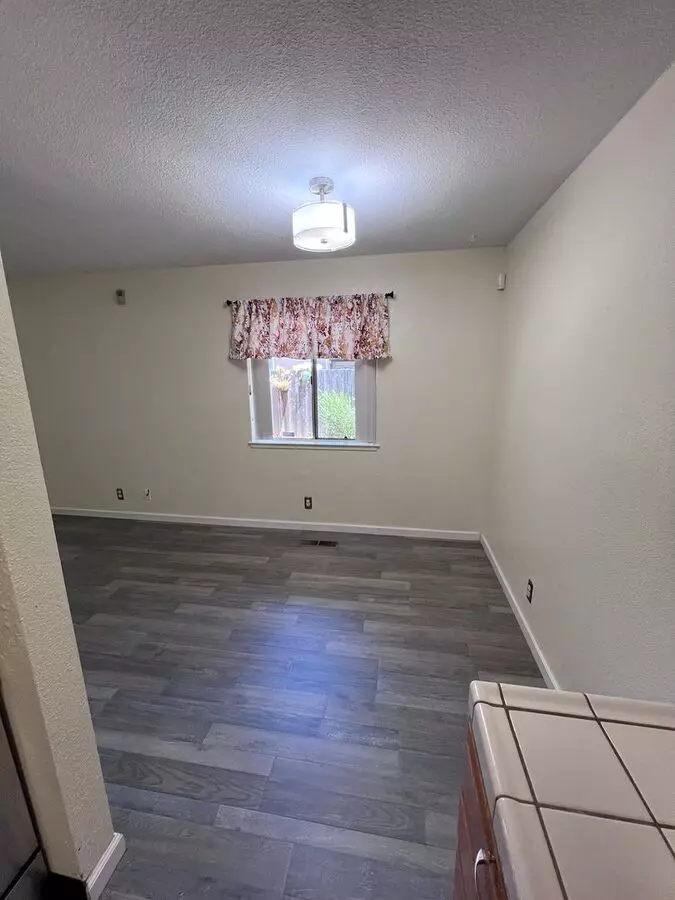 Gorgeous Condo Unit With Private Back Yard With Garden Setting And 2 Parking Spaces!!! photo 3