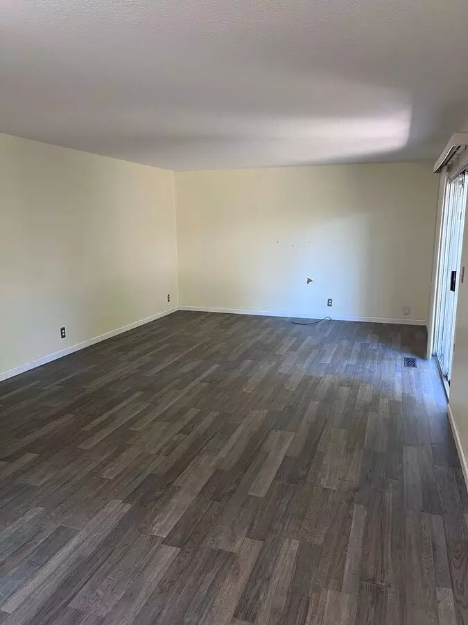 Gorgeous Condo Unit With Private Back Yard With Garden Setting And 2 Parking Spaces!!! photo 4