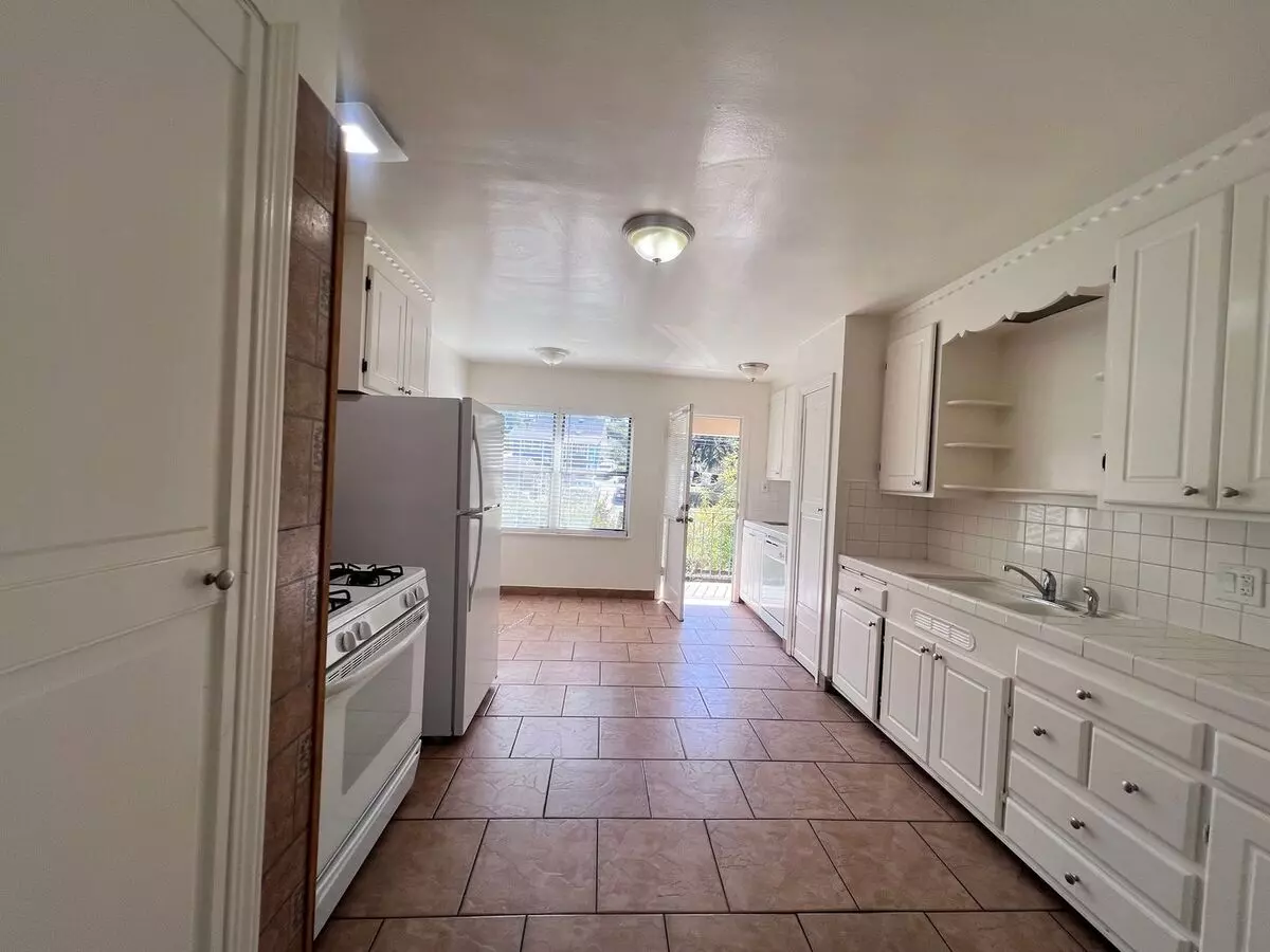 Spacious 2 Bedroom/1 Bath Available In Hayward Ca !!!! photo 4