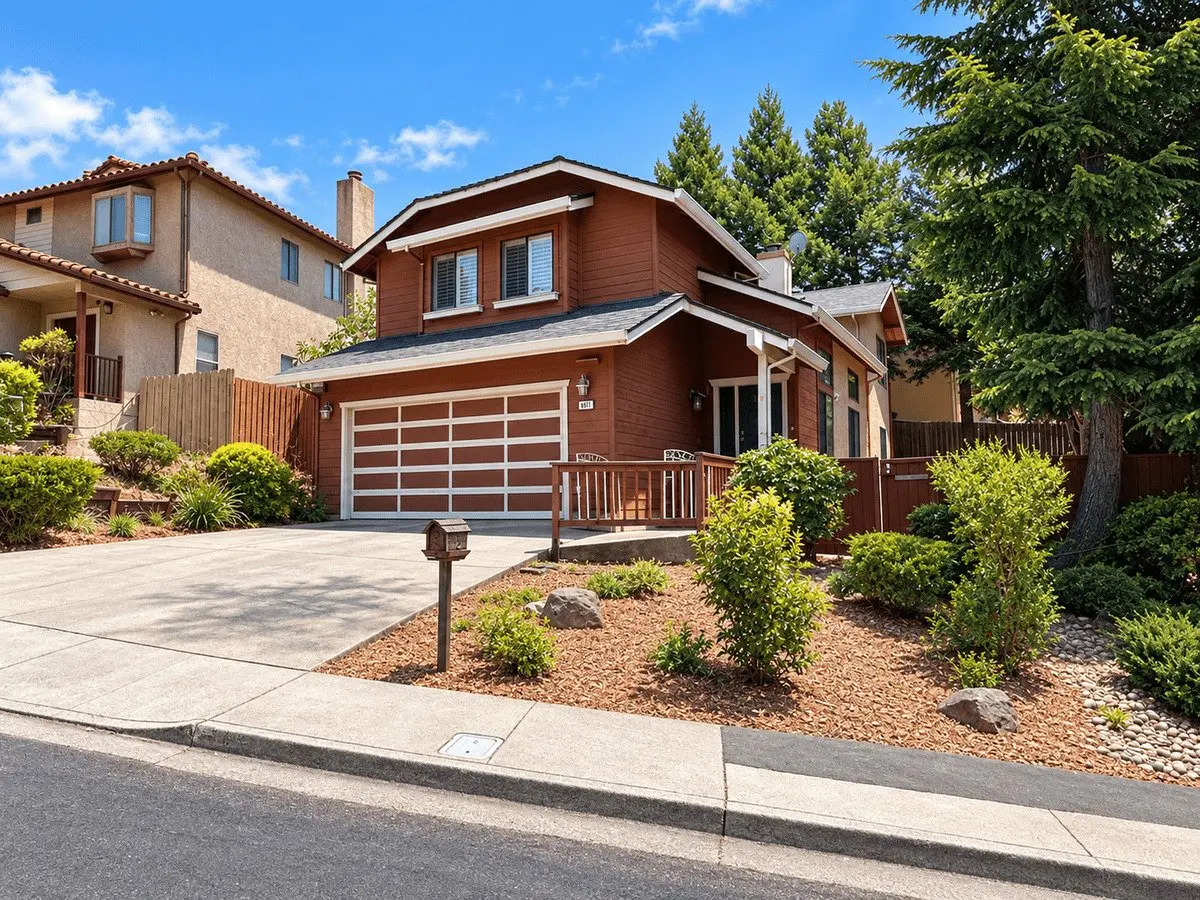 Spacious 3br/2.5ba Hayward Home With Soaring Ceilings And Private Backyard