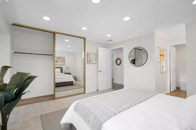 1Bdr Highly Sought Optima photo 5