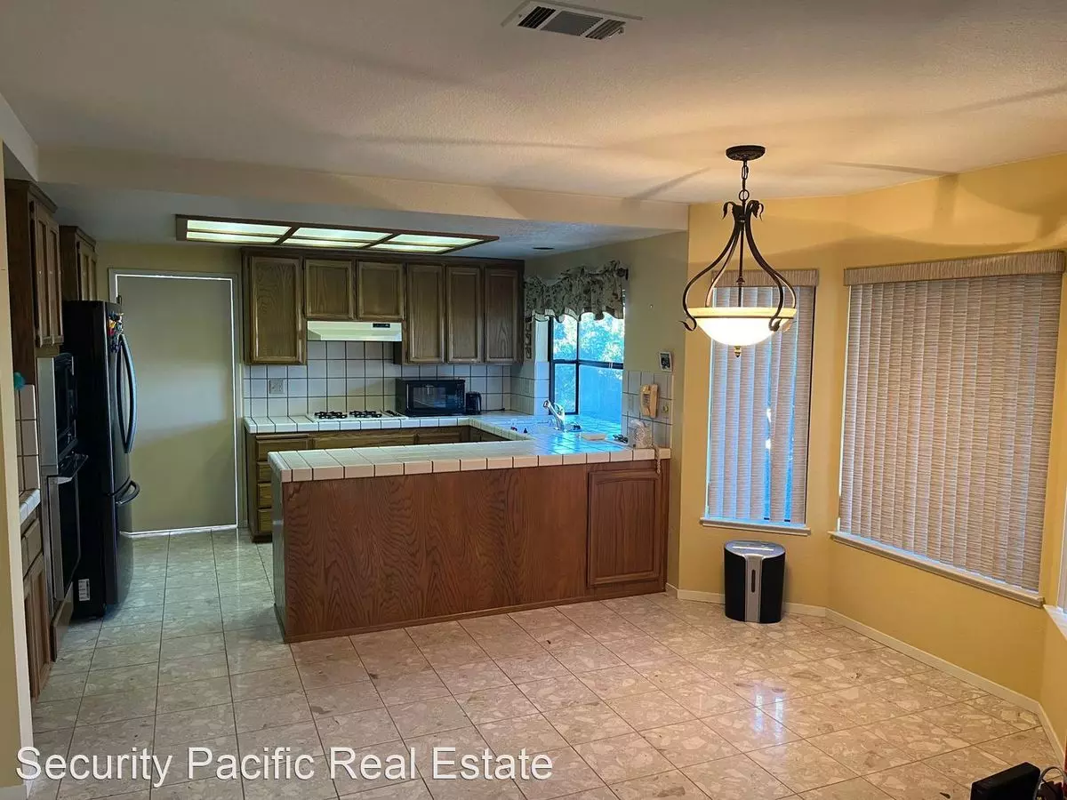 4 Bedroom Home with 3 photo 3