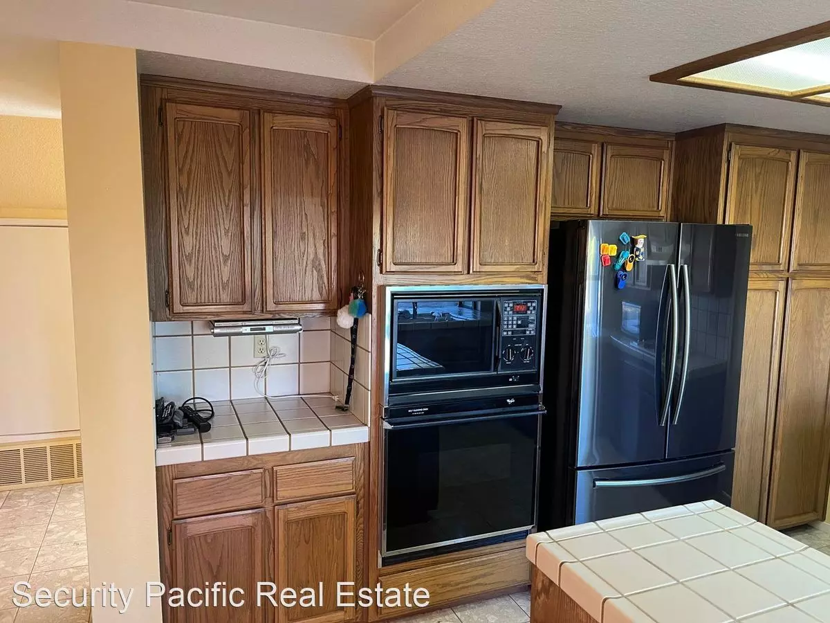 4 Bedroom Home with 3 photo 2