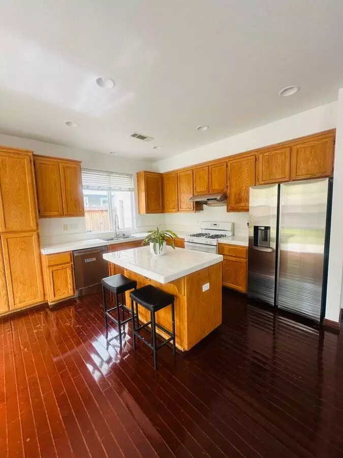 Beautiful 3 Bed, 2.5 Bath Home With Garage, Spacious Layout &amp; Private Yard In Desirable Hercules Neighborhood photo 3