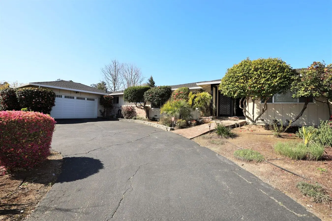 Spacious 4 Bed/3 Bath House Near Downtown Burlingame Available Now! photo 5