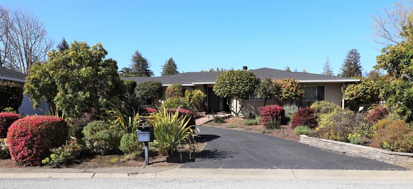 Spacious 4 Bed/3 Bath House Near Downtown Burlingame Available Now! photo 2