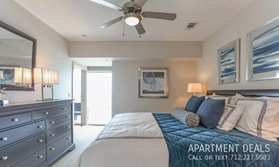 1406 Mckinney Street, Houston, TX 77010 photo 2