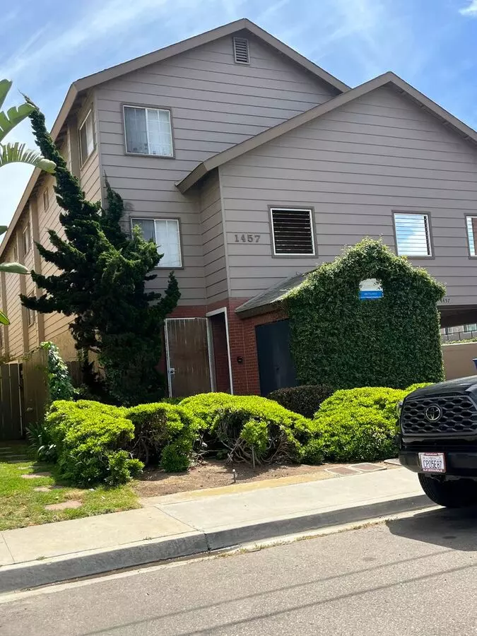 HEMLOCK AVE photo 3