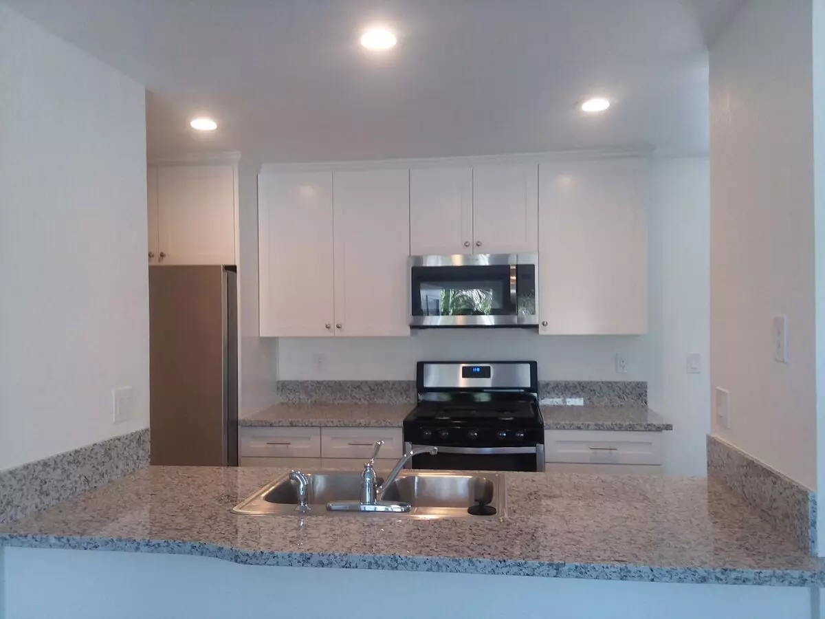 HEMLOCK AVE photo 5
