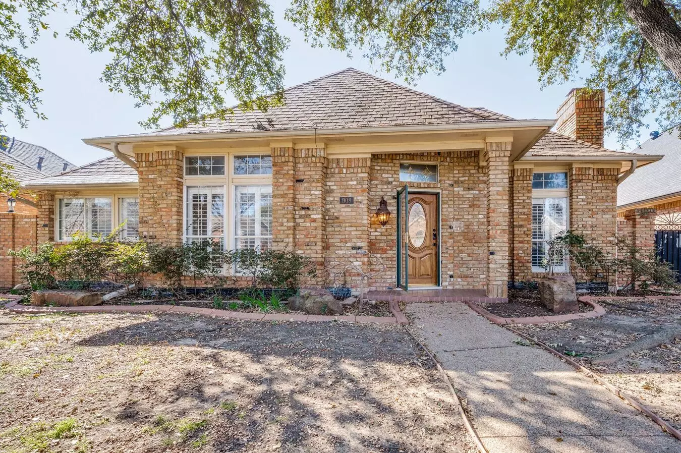 908 McCoy Dr Irving, TX 75062 photo 2