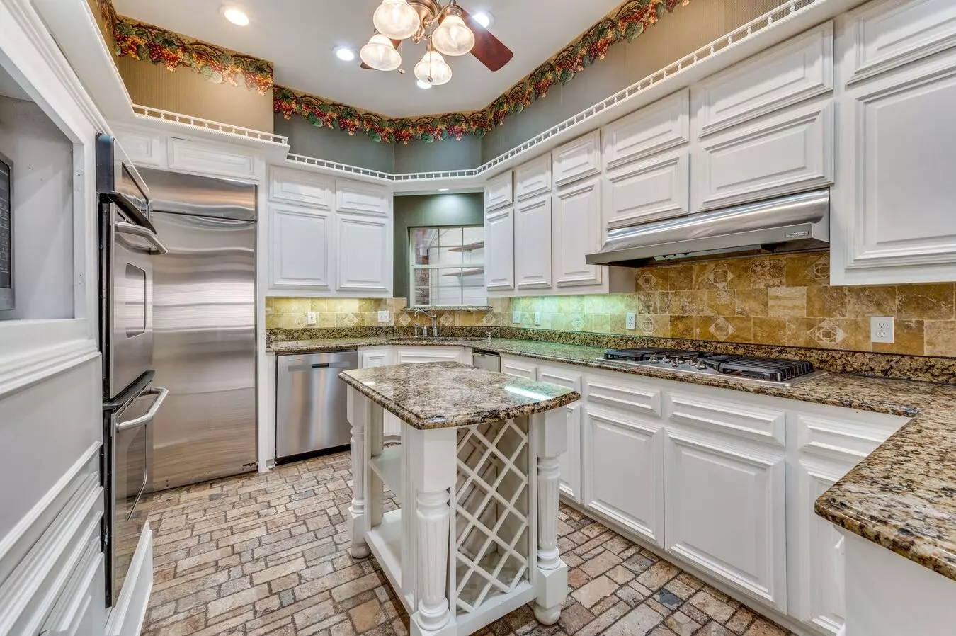 908 McCoy Dr Irving, TX 75062