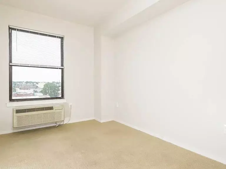 44 Sherman Avenue photo 4