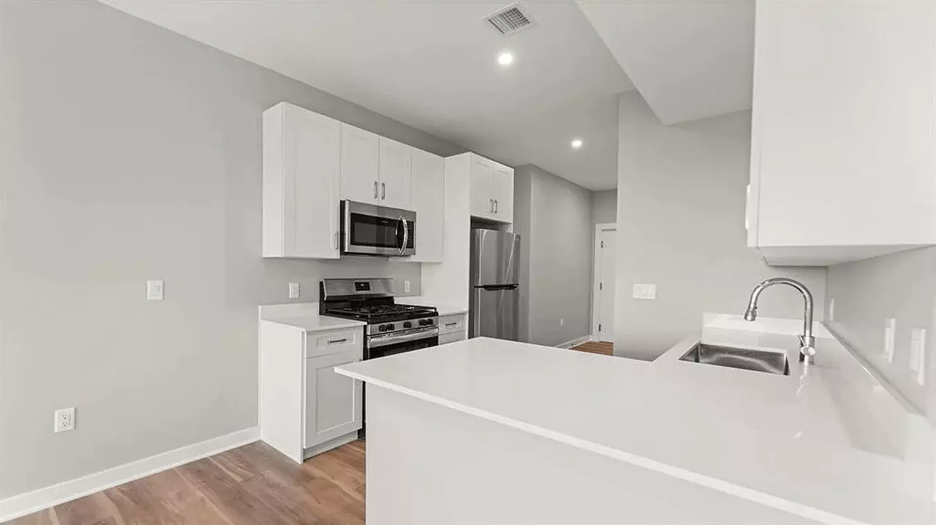 Spacious One-bedroom With Modern Amenities &amp; Rooftop Views photo 4