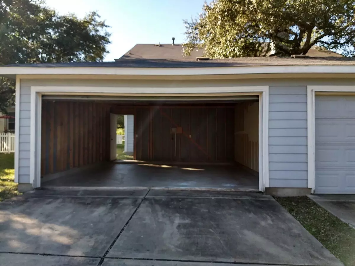 200 Utterback Kyle, TX 78640 photo 3