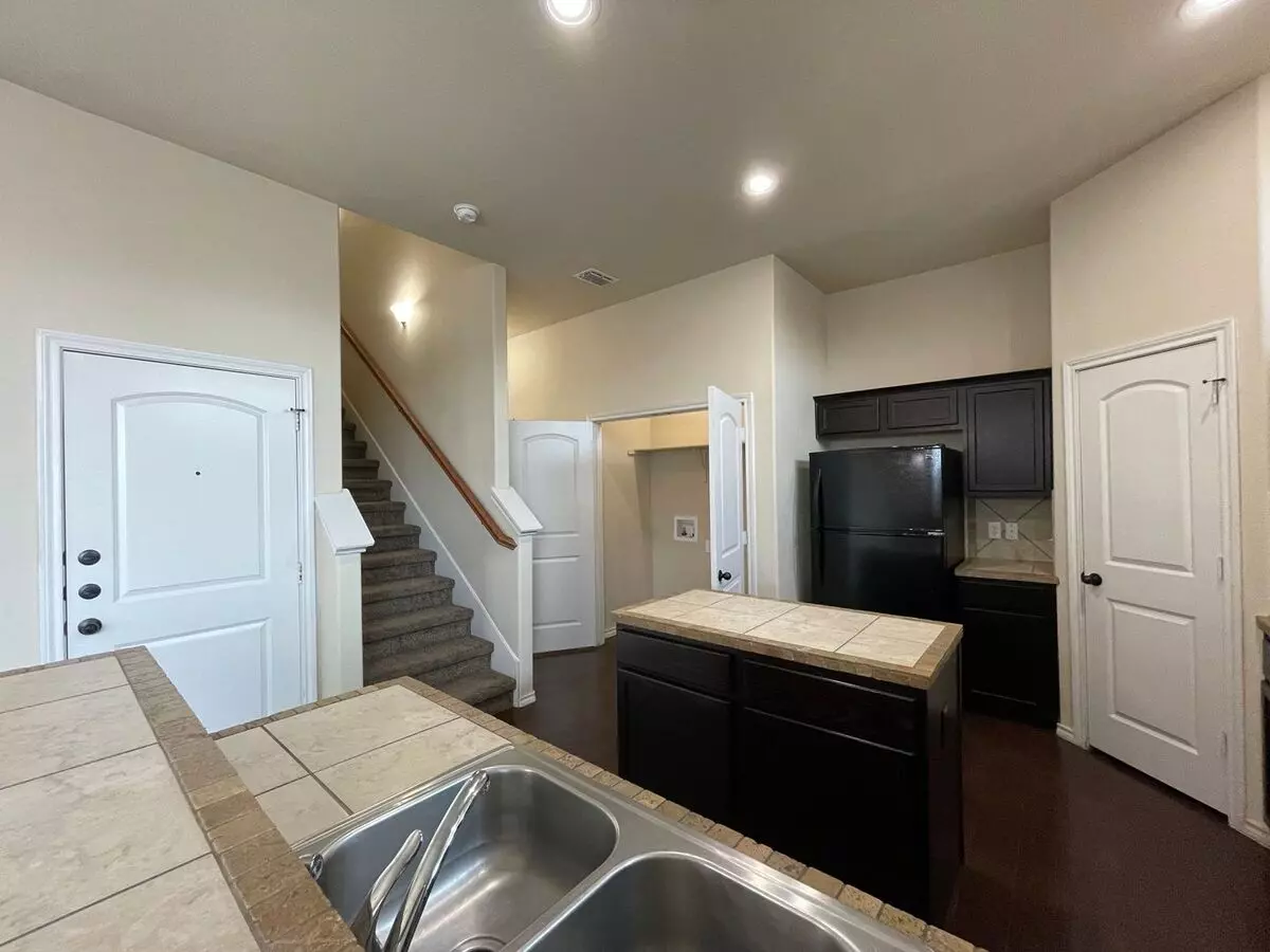 154 Creekside Villa Dr Kyle, TX 78640 photo 2