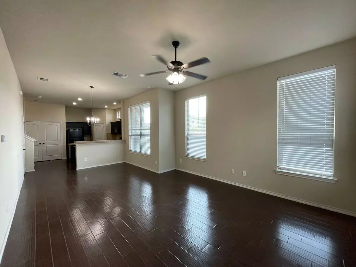 154 Creekside Villa Dr Kyle, TX 78640 photo 4