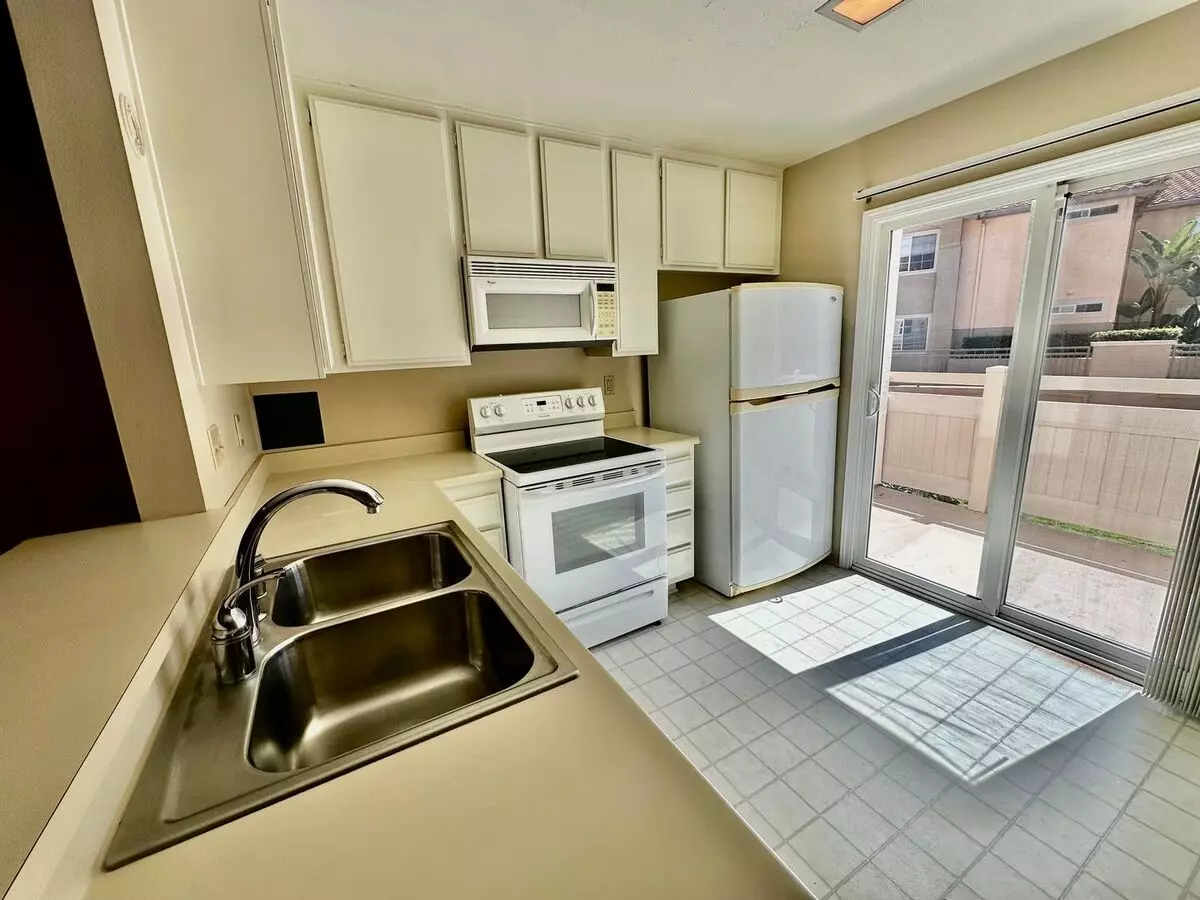 Spacious La Jolla 2br/1.5ba Townhouse With Garage Parking photo 4