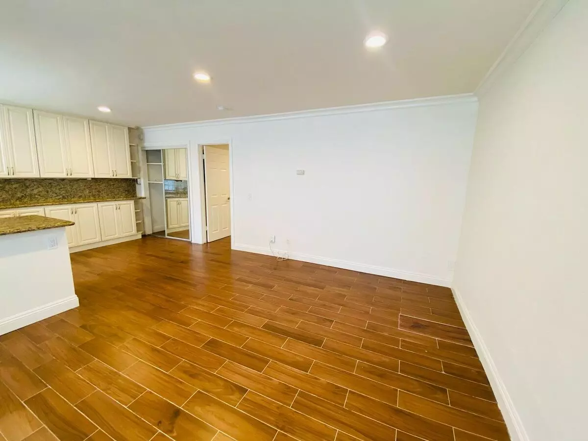 Luxury One Bedroom Apartment In La Jolla Village! Shared Garage Parking! Ac! Washer &amp; Dryer! photo 3
