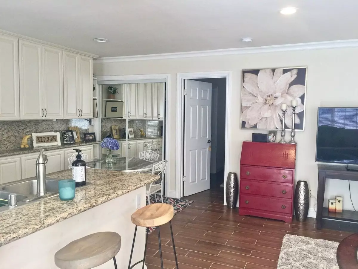 Luxury One Bedroom Apartment In La Jolla Village! Shared Garage Parking! Ac! Washer &amp; Dryer! photo 2