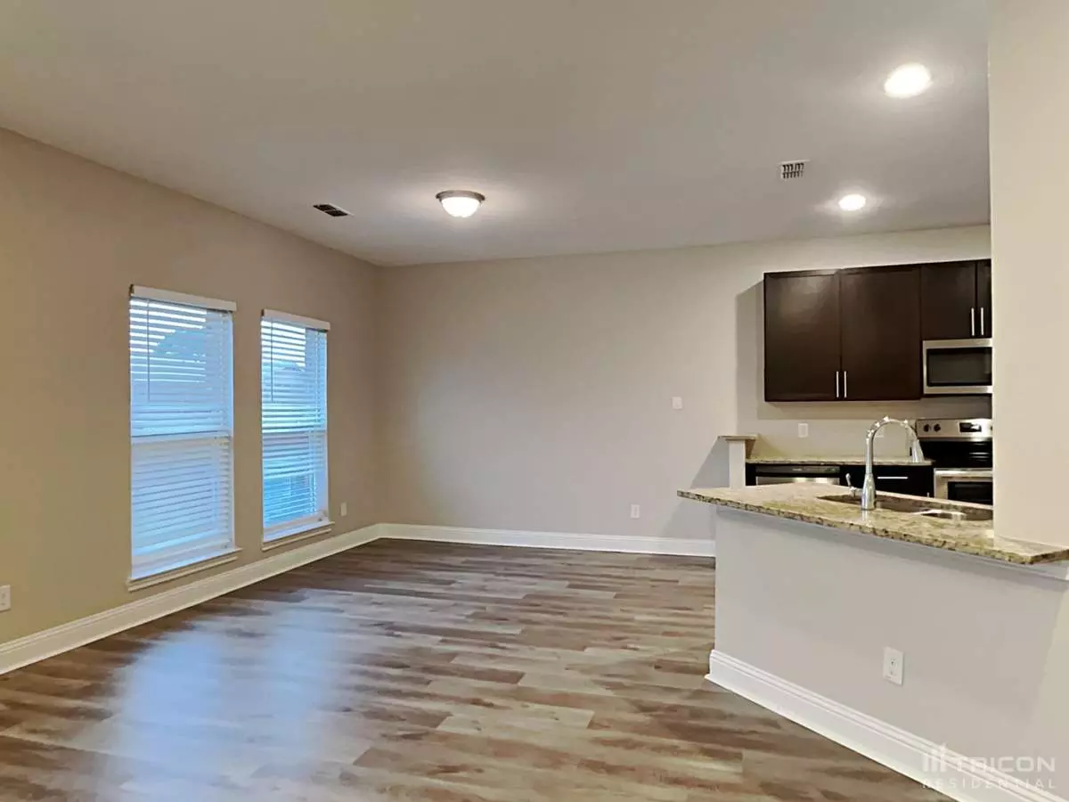 933 Woodcrest Drive, Lancaster, TX 75134 photo 3