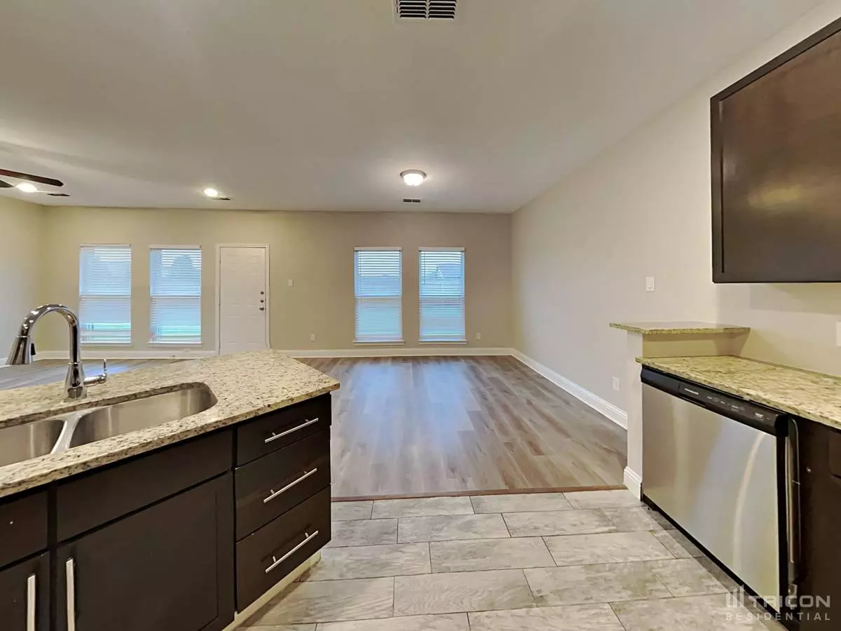 933 Woodcrest Drive, Lancaster, TX 75134 photo 5