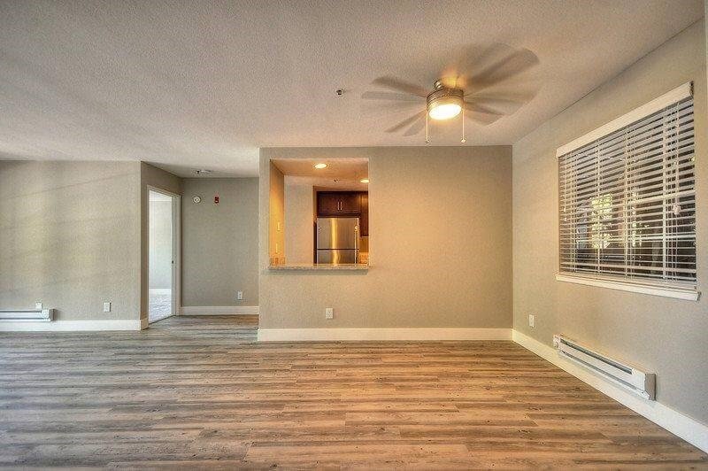 Larkspur Courts photo 3