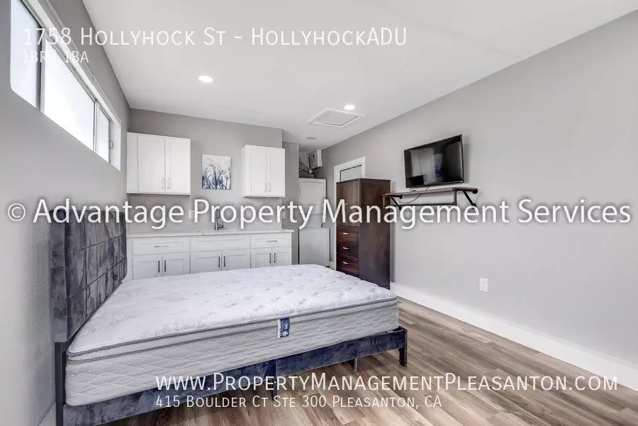 1758 Hollyhock St photo 3