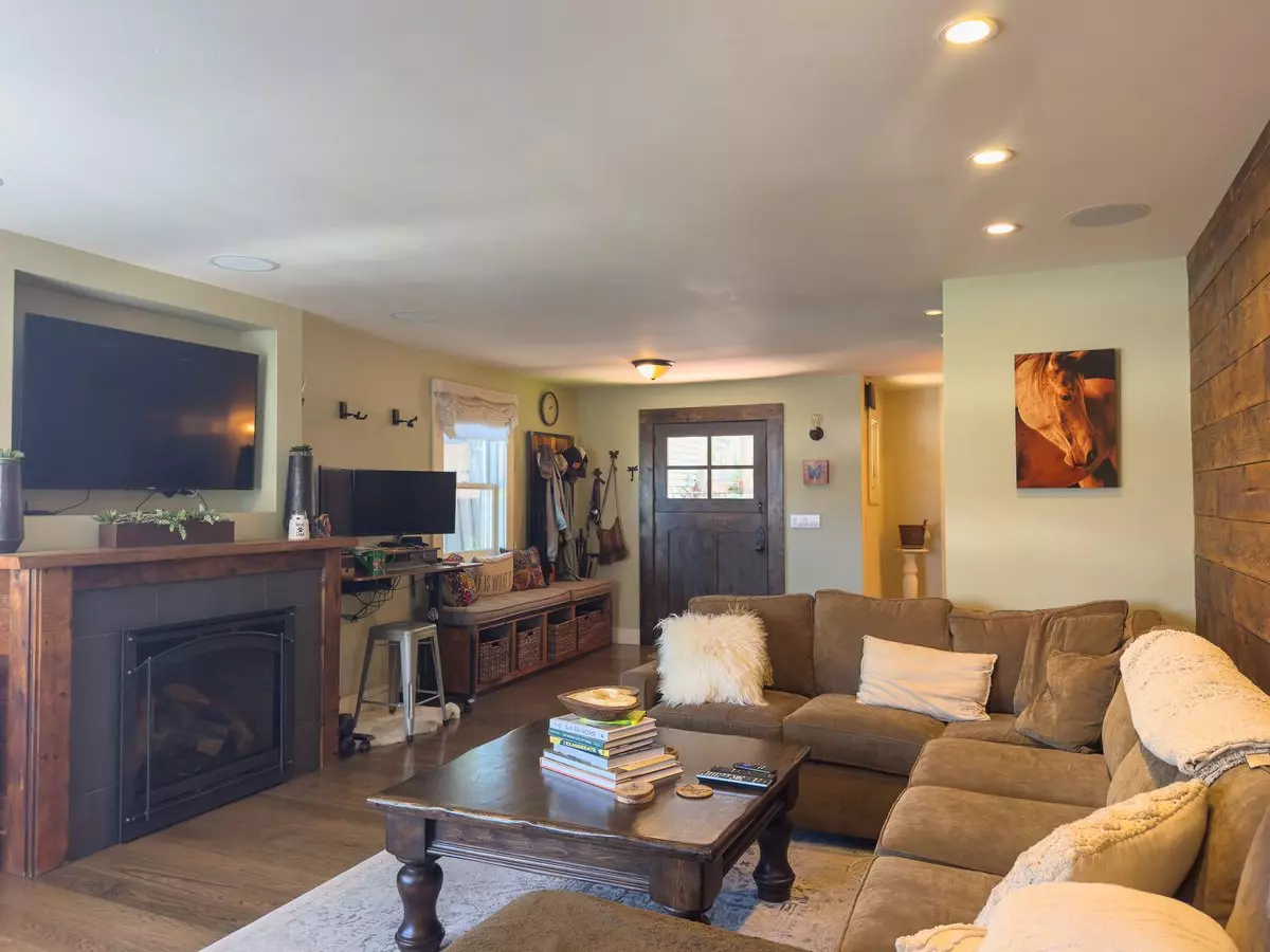 93 Fairview Plz photo 3