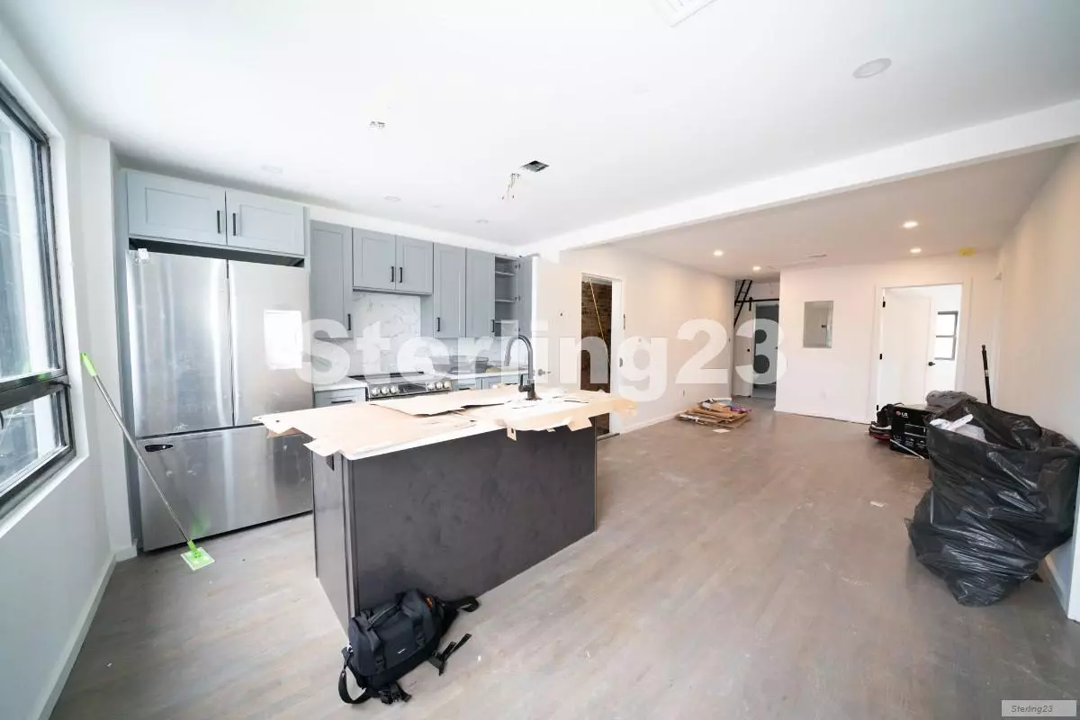 20-23 Steinway Street photo 4