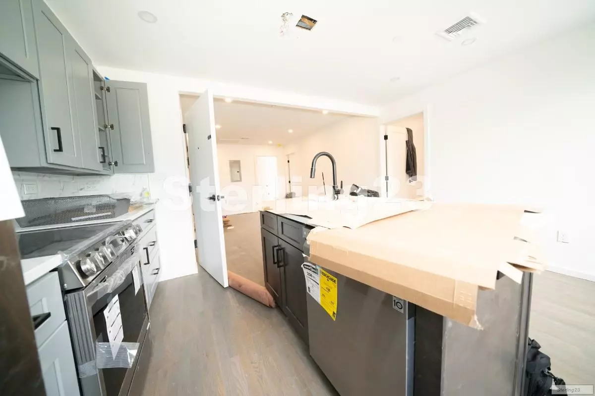 20-23 Steinway Street photo 5