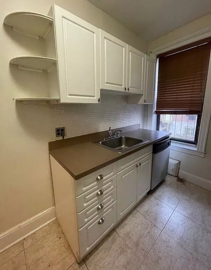 Extra Large 1 Bedroom On 2nd Floor Of Pre-war, Rent Stabilized Buildin photo 3