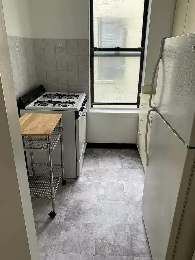 Location! Location! Sunny Renovated 1 Bedroom Near Park photo 4