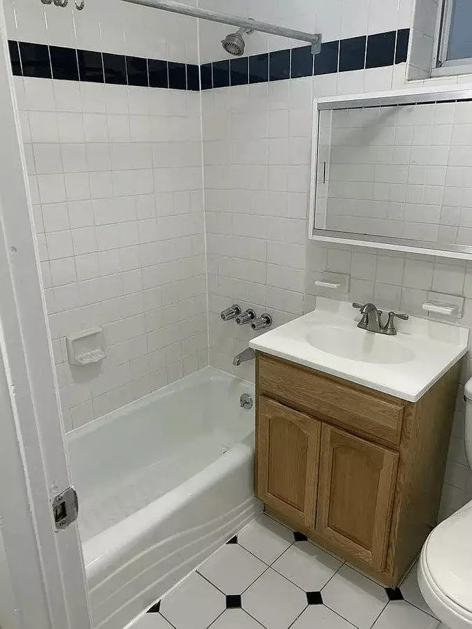 Location! Location! Sunny Renovated 1 Bedroom Near Park photo 3