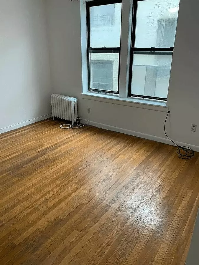 Location! Location! Sunny Renovated 1 Bedroom Near Park photo 5