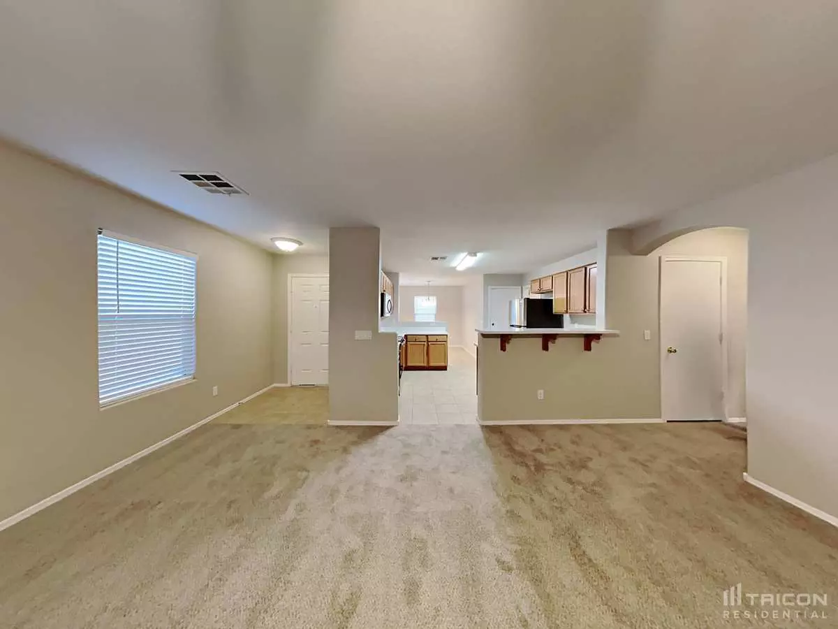 36536 W Pampoloma Ave photo 2